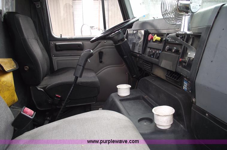 image for item 5453 1994 International 8100 semi truck