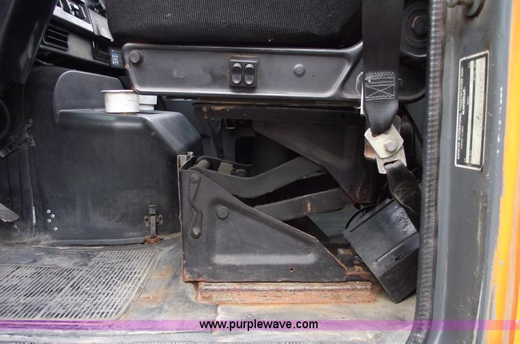 image for item 5453 1994 International 8100 semi truck