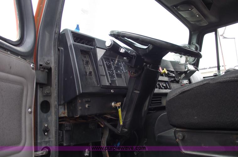 image for item 5453 1994 International 8100 semi truck