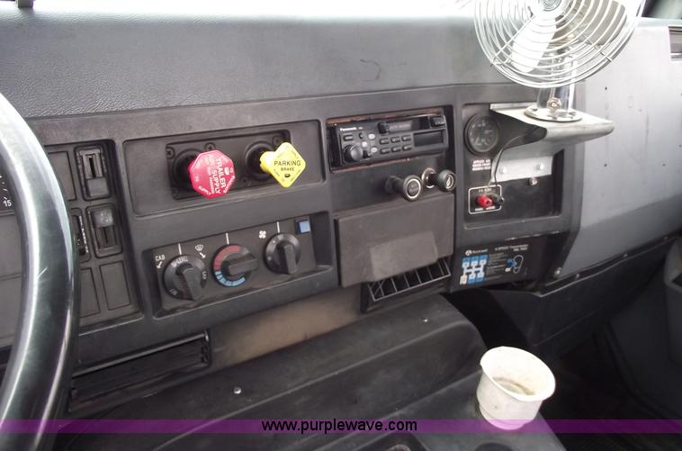 image for item 5453 1994 International 8100 semi truck