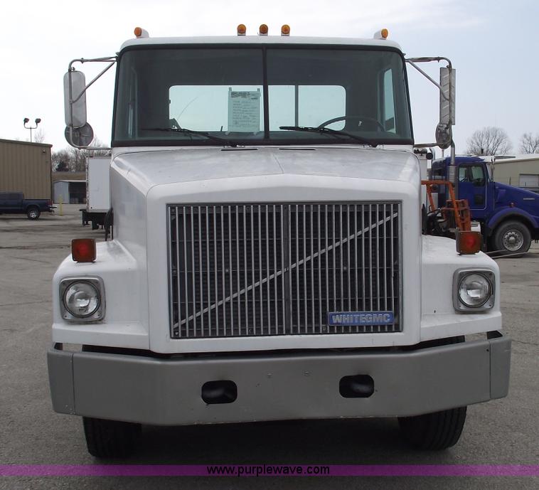 image for item 5455 1991 Volvo WG42T semi truck