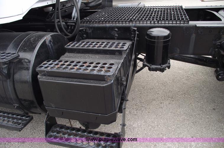 image for item 5455 1991 Volvo WG42T semi truck