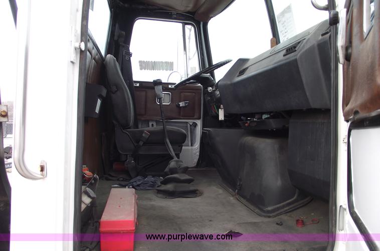 image for item 5455 1991 Volvo WG42T semi truck