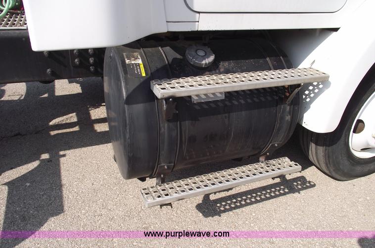 image for item 5457 1995 Volvo WG42T semi truck