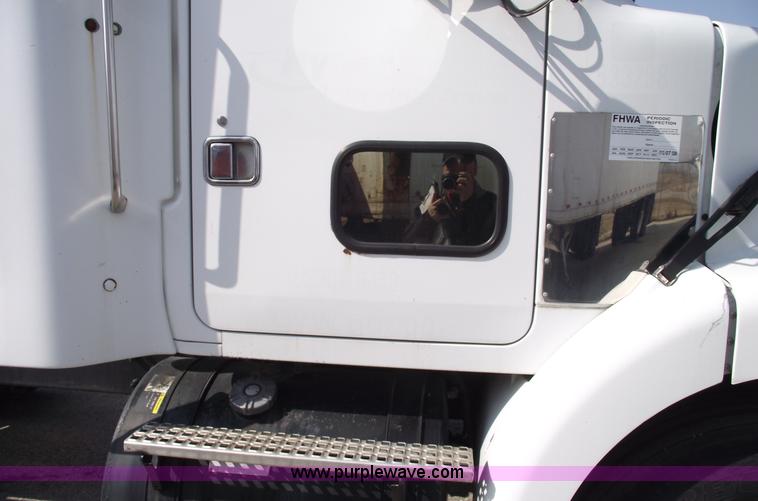 image for item 5457 1995 Volvo WG42T semi truck