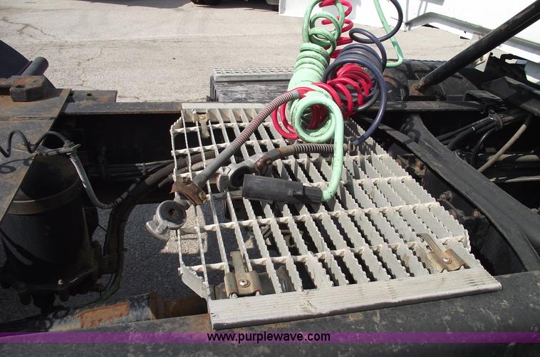 image for item 5457 1995 Volvo WG42T semi truck