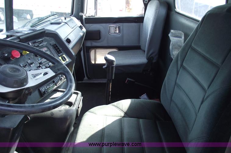 image for item 5457 1995 Volvo WG42T semi truck