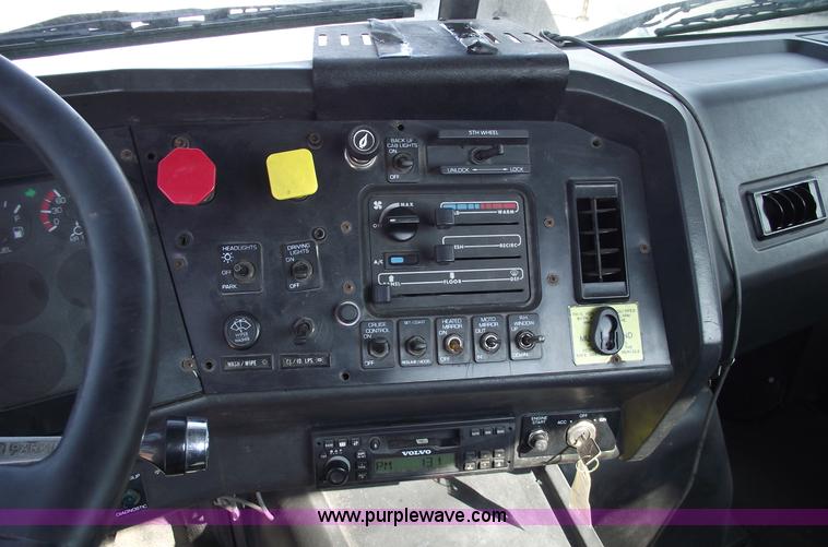 image for item 5457 1995 Volvo WG42T semi truck