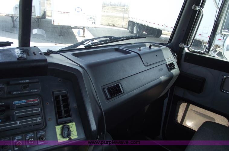 image for item 5457 1995 Volvo WG42T semi truck