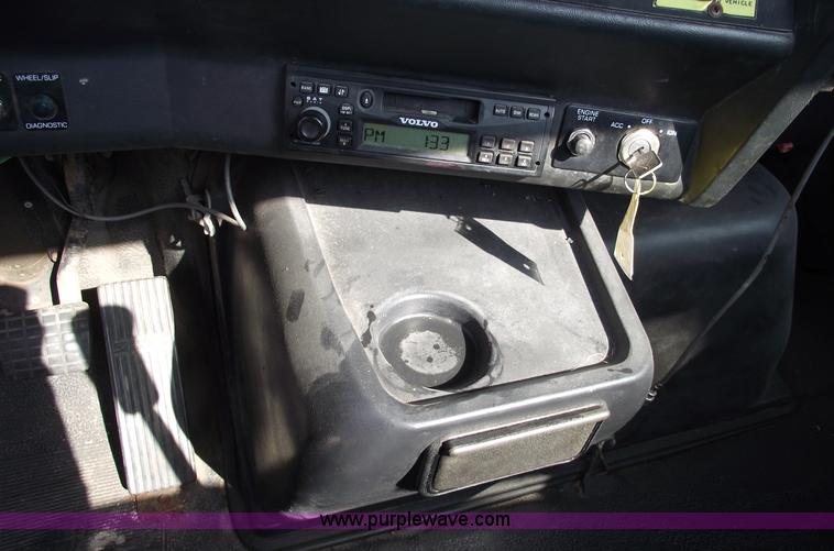 image for item 5457 1995 Volvo WG42T semi truck