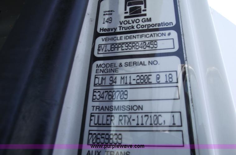 image for item 5457 1995 Volvo WG42T semi truck