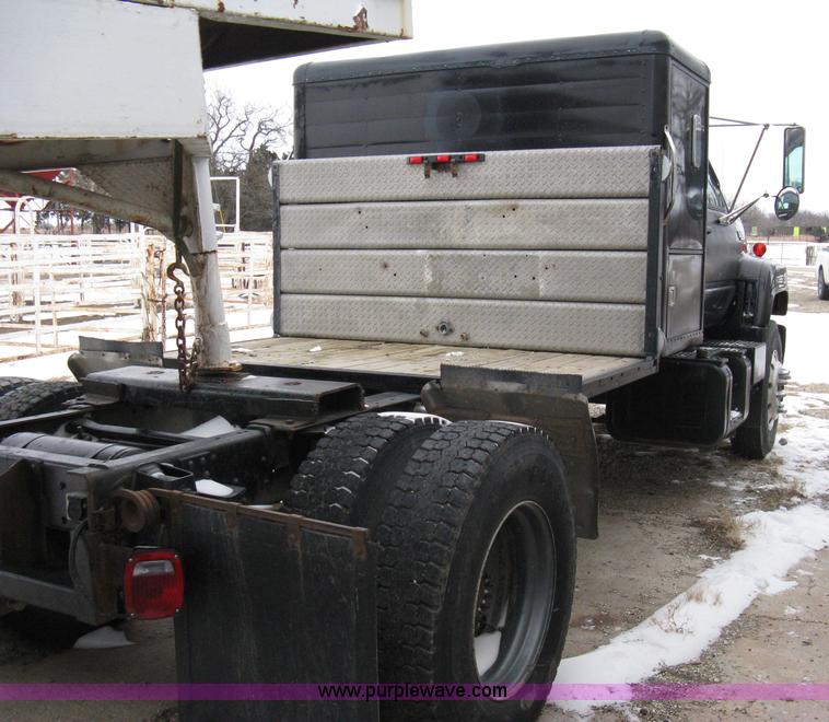 image for item 8182 1993 GMC TopKick SLE truck