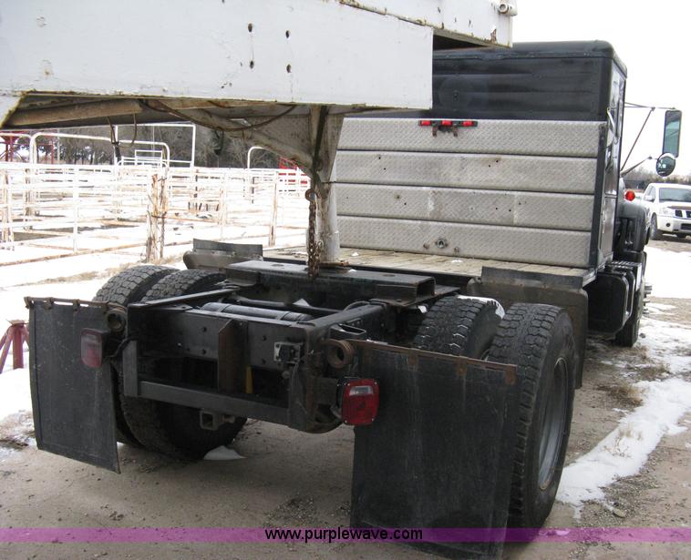 image for item 8182 1993 GMC TopKick SLE truck