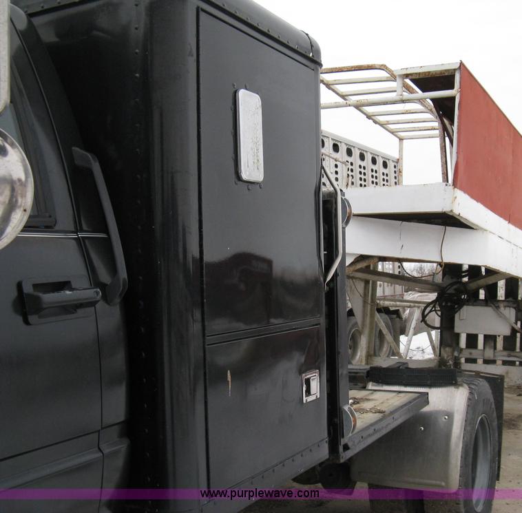 image for item 8182 1993 GMC TopKick SLE truck