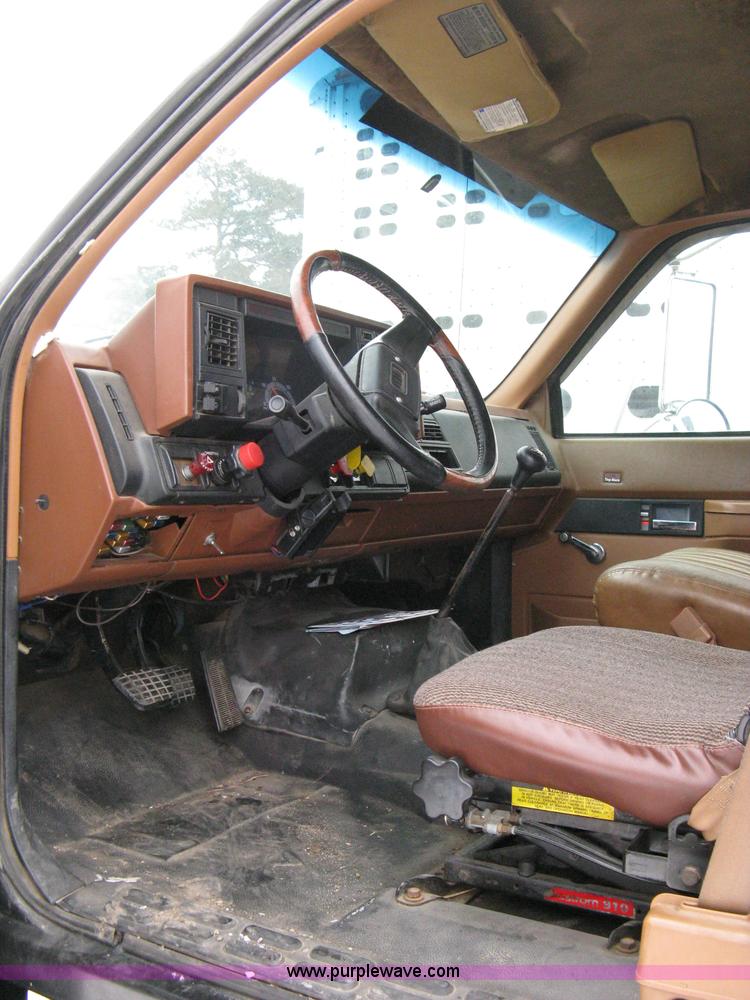 image for item 8182 1993 GMC TopKick SLE truck