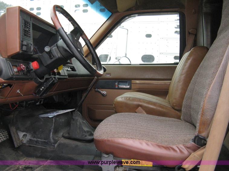 image for item 8182 1993 GMC TopKick SLE truck