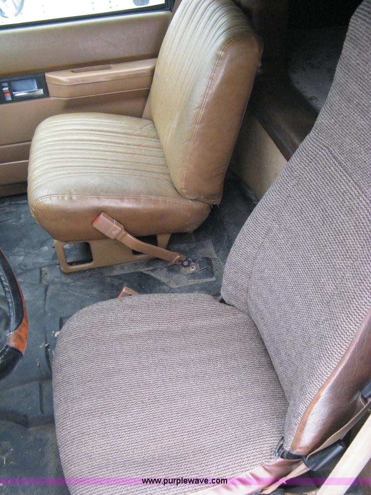 image for item 8182 1993 GMC TopKick SLE truck