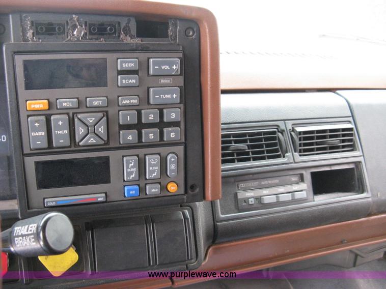 image for item 8182 1993 GMC TopKick SLE truck