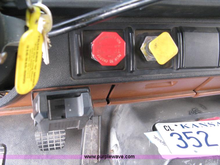 image for item 8182 1993 GMC TopKick SLE truck