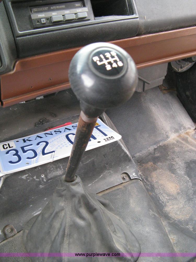 image for item 8182 1993 GMC TopKick SLE truck