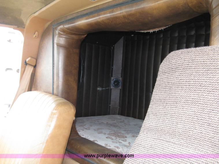 image for item 8182 1993 GMC TopKick SLE truck