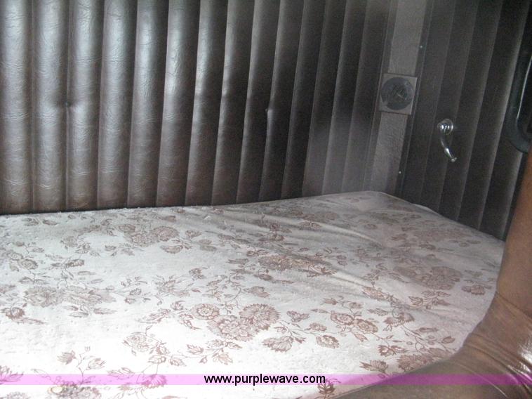 image for item 8182 1993 GMC TopKick SLE truck