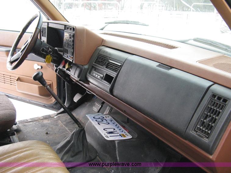 image for item 8182 1993 GMC TopKick SLE truck