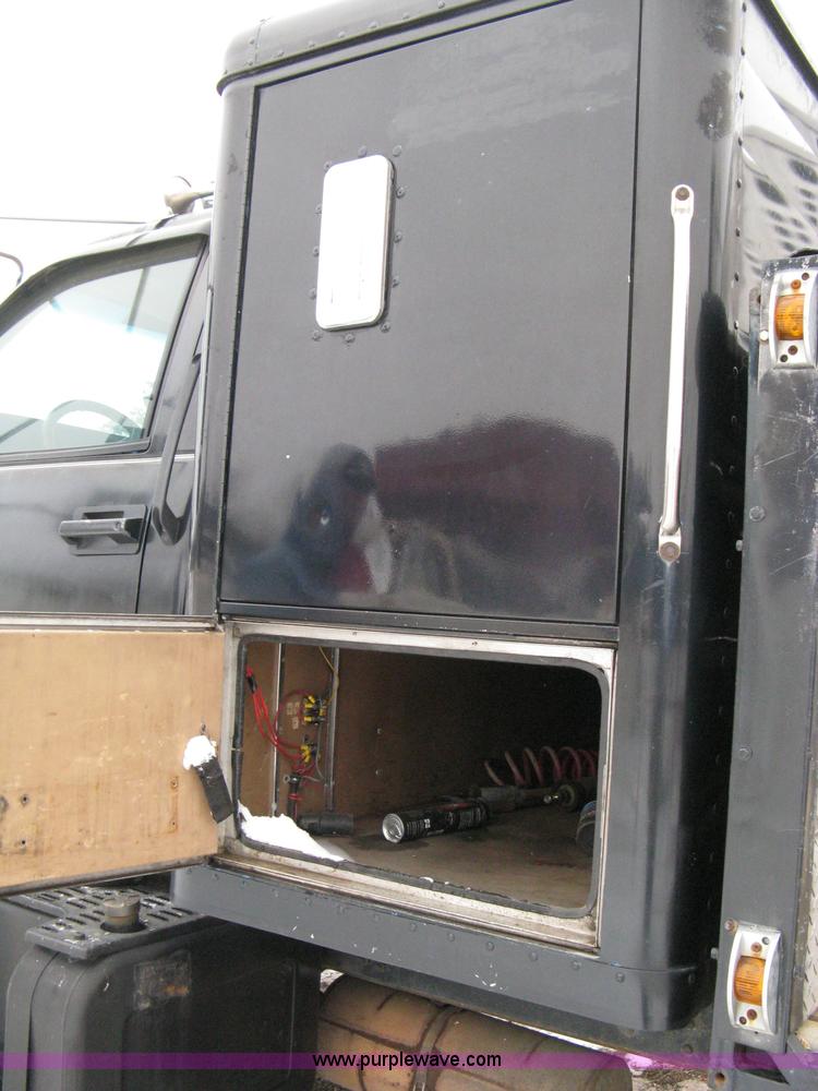 image for item 8182 1993 GMC TopKick SLE truck