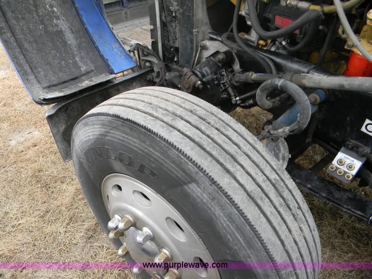 image for item 8183 2000 Peterbilt 379 semi truck