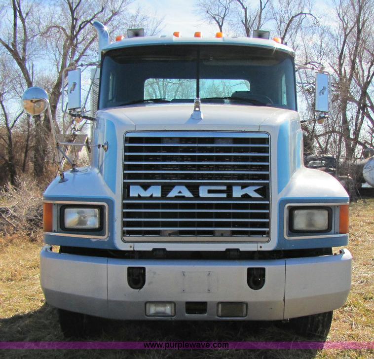 image for item 8383 1990 Mack CH613 semi truck