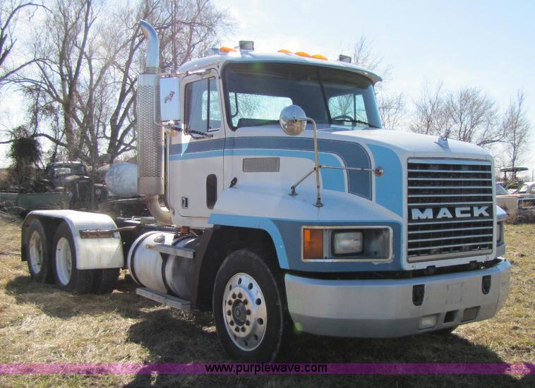 image for item 8383 1990 Mack CH613 semi truck