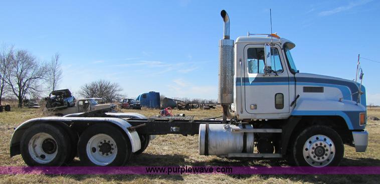 image for item 8383 1990 Mack CH613 semi truck