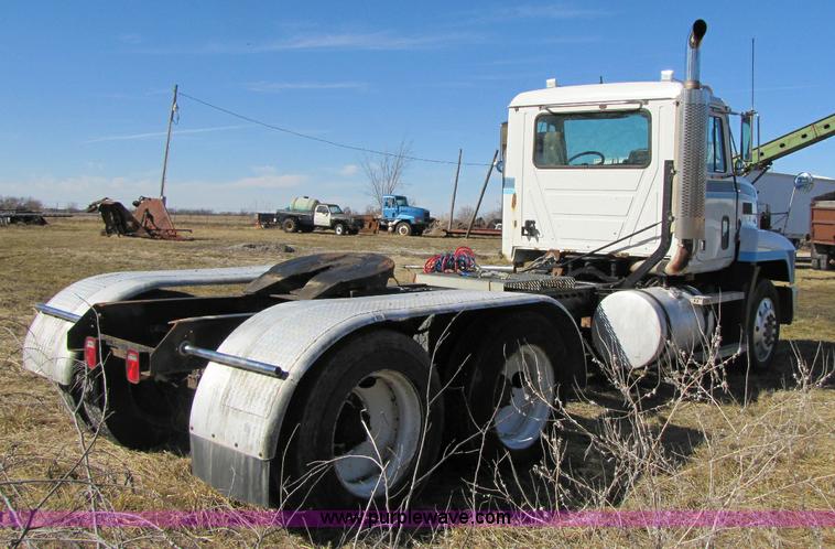 image for item 8383 1990 Mack CH613 semi truck