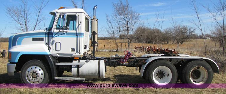 image for item 8383 1990 Mack CH613 semi truck