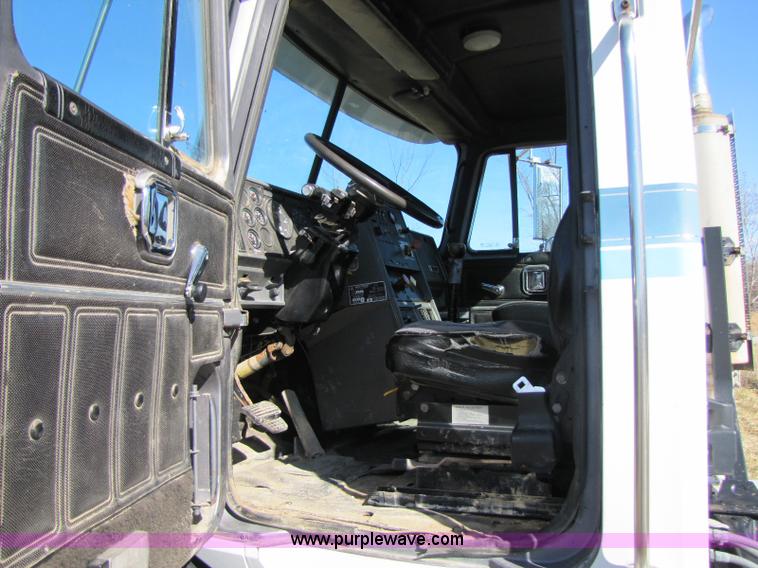 image for item 8383 1990 Mack CH613 semi truck