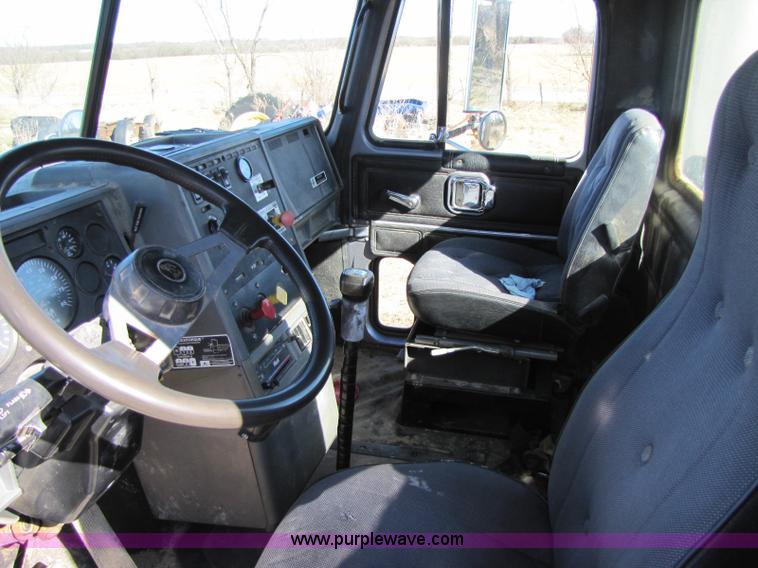 image for item 8383 1990 Mack CH613 semi truck