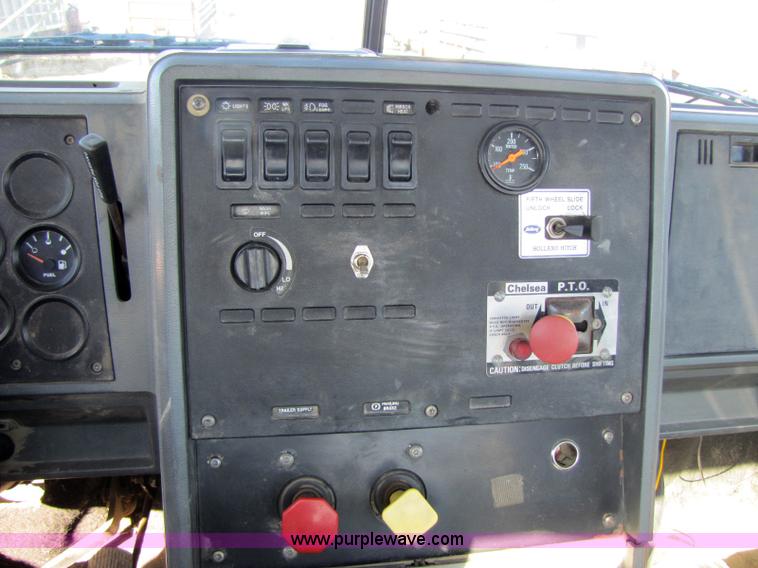 image for item 8383 1990 Mack CH613 semi truck