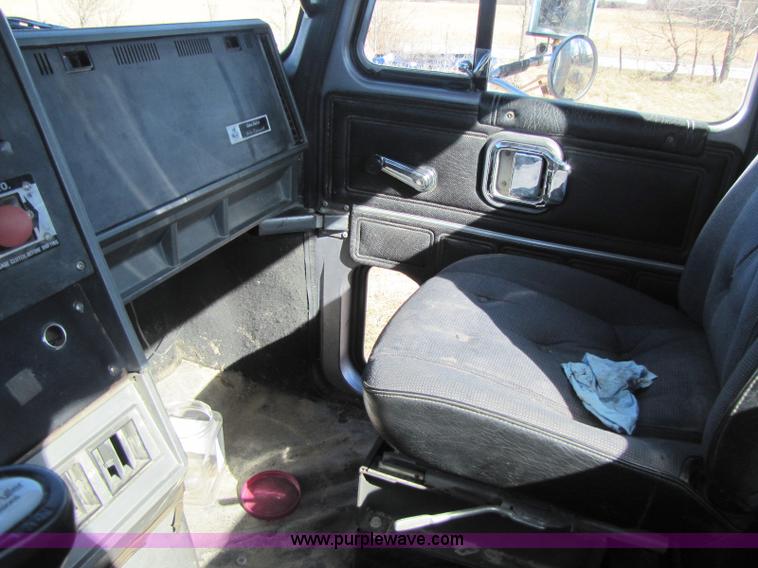 image for item 8383 1990 Mack CH613 semi truck