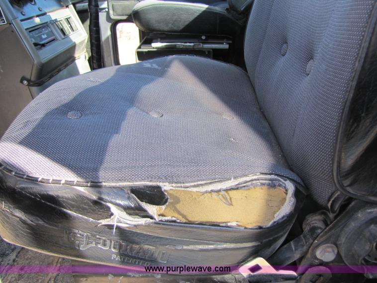 image for item 8383 1990 Mack CH613 semi truck