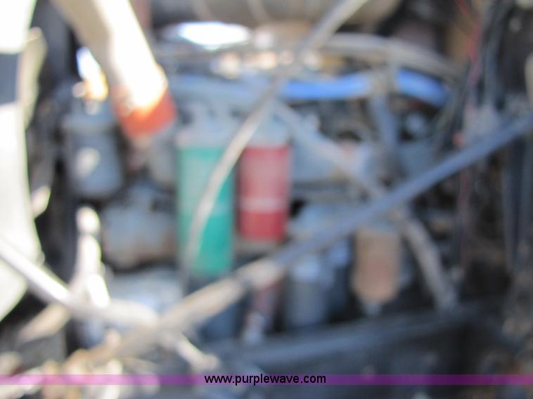 image for item 8383 1990 Mack CH613 semi truck