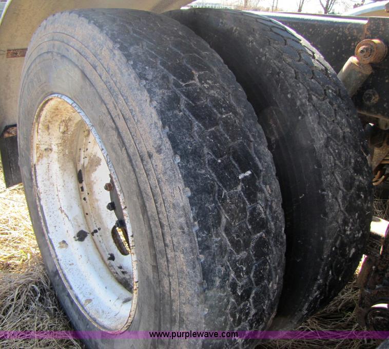 image for item 8383 1990 Mack CH613 semi truck