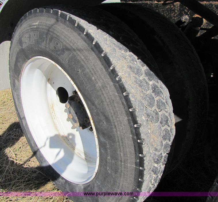 image for item 8383 1990 Mack CH613 semi truck