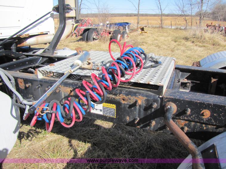 image for item 8383 1990 Mack CH613 semi truck