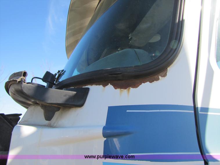 image for item 8383 1990 Mack CH613 semi truck