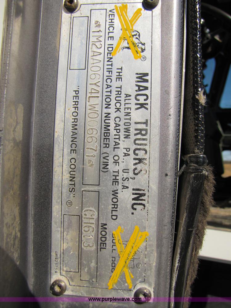 image for item 8383 1990 Mack CH613 semi truck