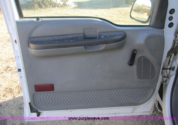 image for item 3405 2003 Ford F250 XL Super Duty super cab pickup truck