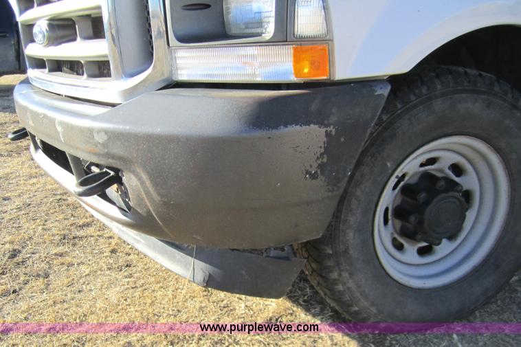 image for item 3405 2003 Ford F250 XL Super Duty super cab pickup truck