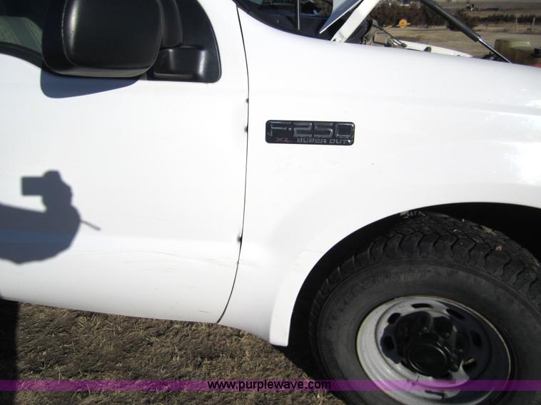 image for item 3405 2003 Ford F250 XL Super Duty super cab pickup truck
