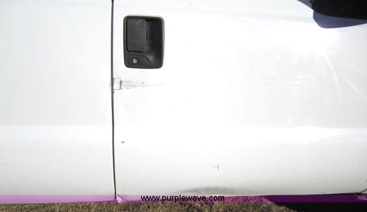 image for item 3405 2003 Ford F250 XL Super Duty super cab pickup truck