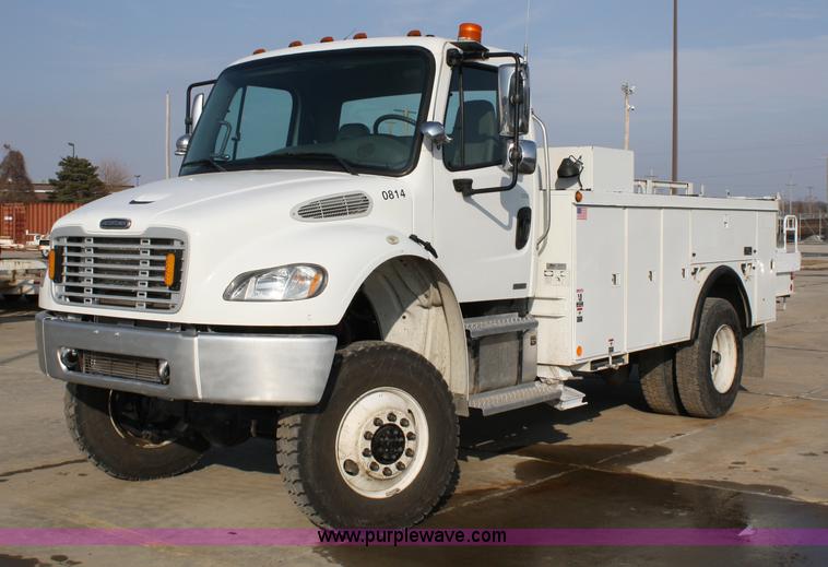 image for item 4892 2004 Freightliner M2 utility truck